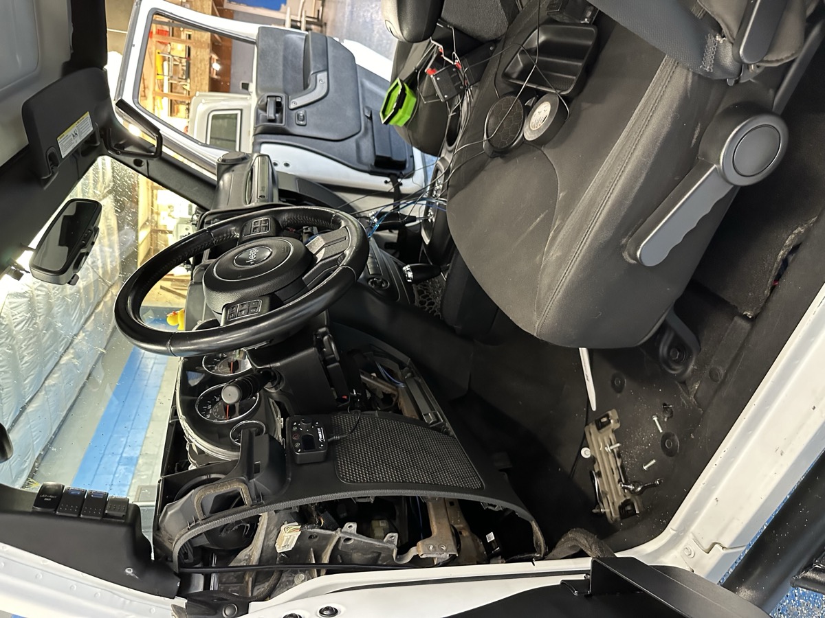 Stereo head unit and throttle controller installation in Jeep Wrangler JK – Car Plus Merced